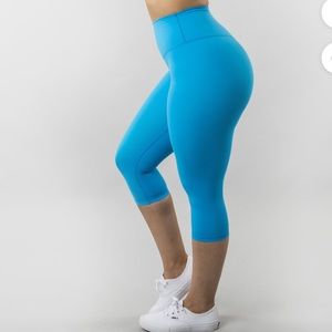 Buff Bunny NWOT Live Capri - Color Hawaiian